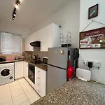 Casa Del Sol - Iris Village Universal Paphos, 2bd בית נופש *