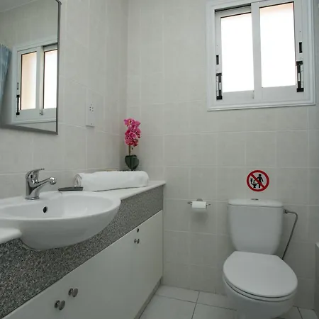 Casa Del Sol 2bd Sunlit Townhouse With Pool In Kato Paphos, Private Patio, Free Parking Dom wakacyjny Pafos