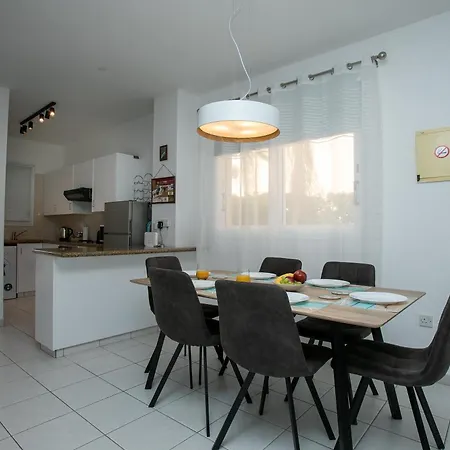 Holiday home Casa Del Sol 2Bd Kato Paphos Sunlit Townhouse Pool, Patio & Parking